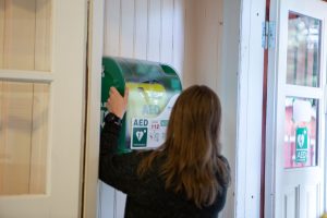 Nainen ottaa sydäniskuria.