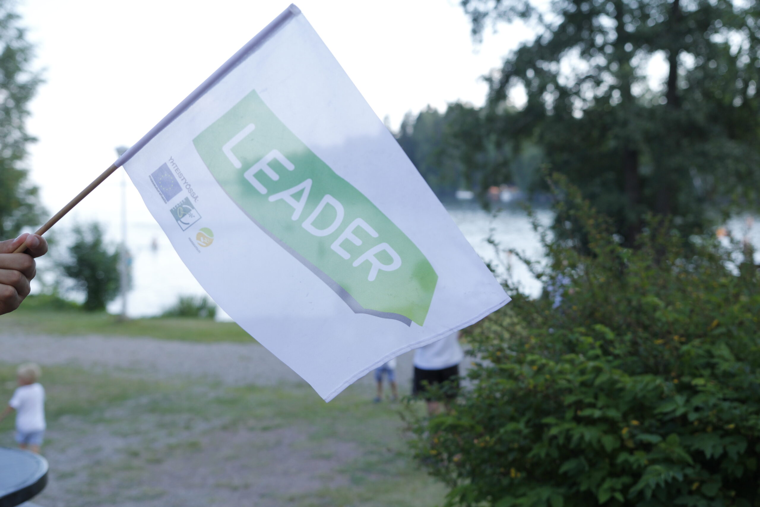 Leader-lippu liehuu