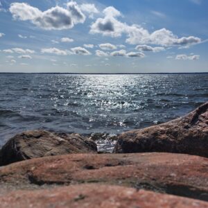 sininen järvi ja taivas