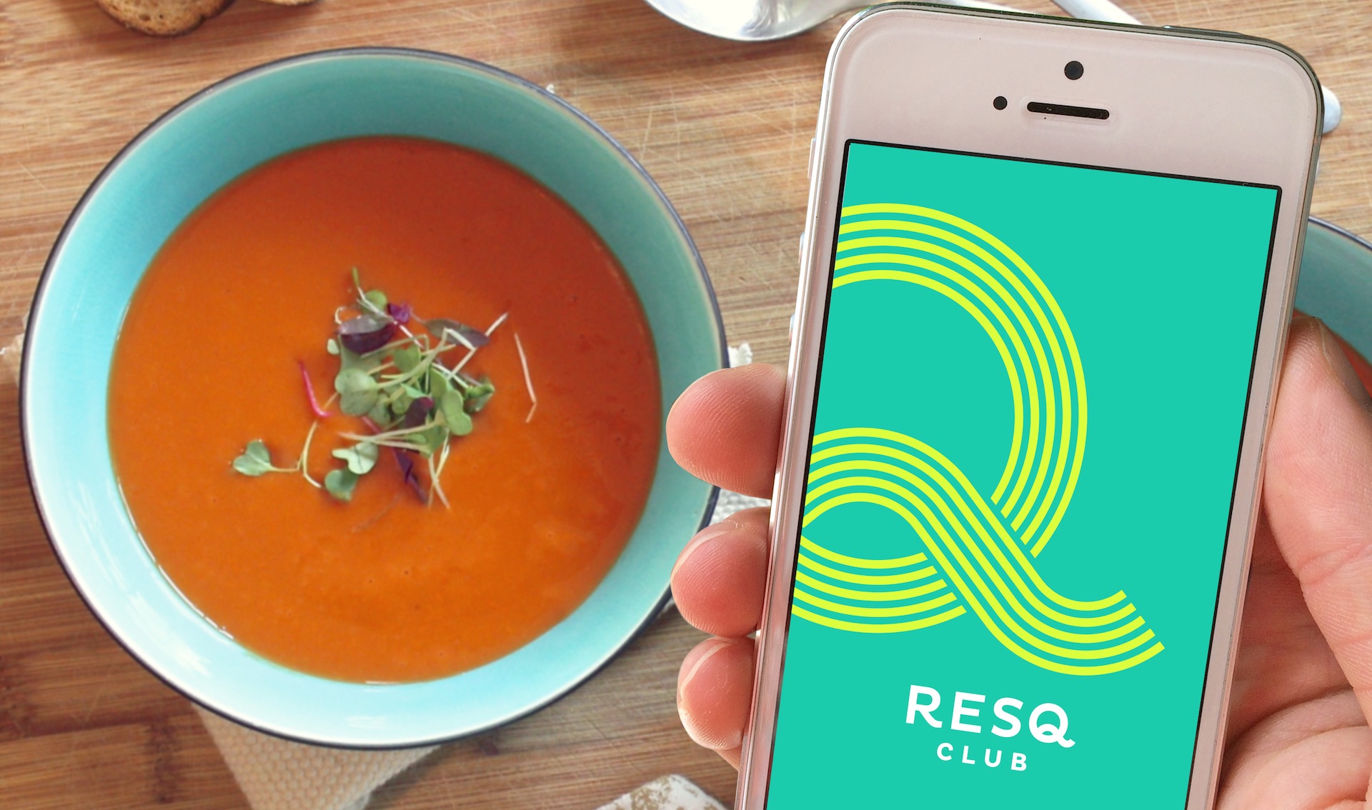 Punaista keittoa kulhossa ja kännykän näytöllä ResQ Club -sovelluksen logo