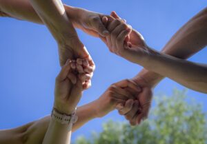 kaksi käsiparia yhdessä toisista pidellen