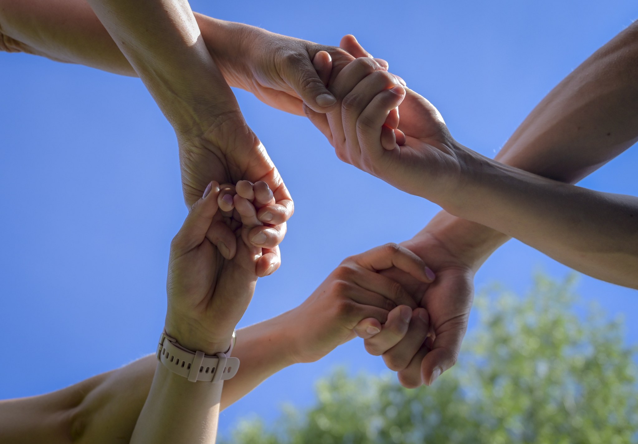 kaksi käsiparia yhdessä toisista pidellen